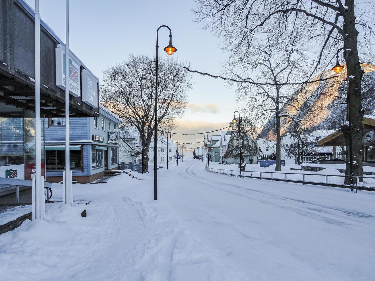 hermoso camino idílico en el pueblo de framfjorden, vestland noruega. foto