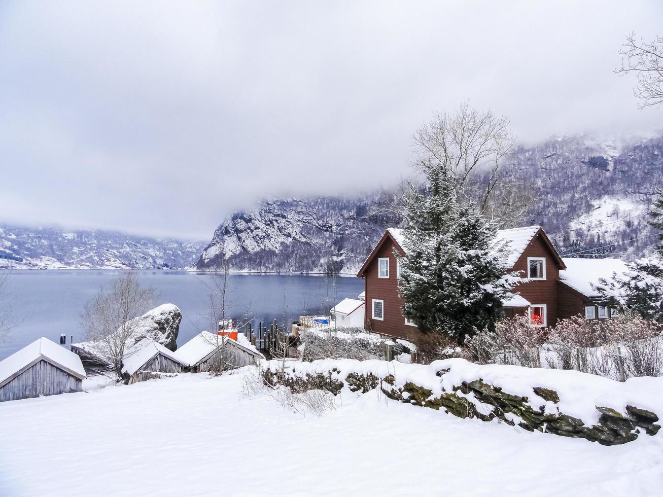 hermosa vista idílica desde el pueblo hasta el fiordo en framfjorden noruega. foto