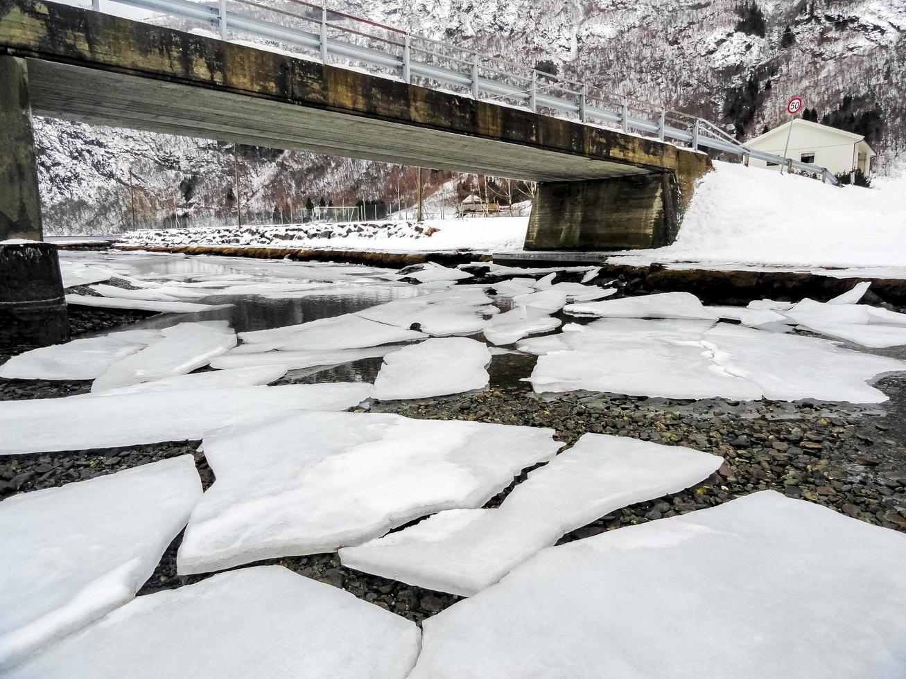 paisaje invernal río congelado lago fiordo, puente de bancos de hielo, noruega. foto