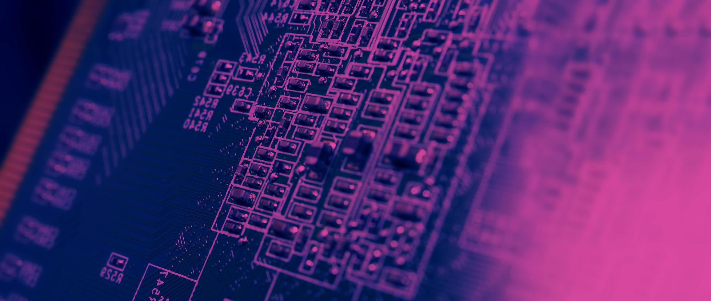 semiconductor. Chip de CPU ubicado en la placa base verde de la computadora. foto