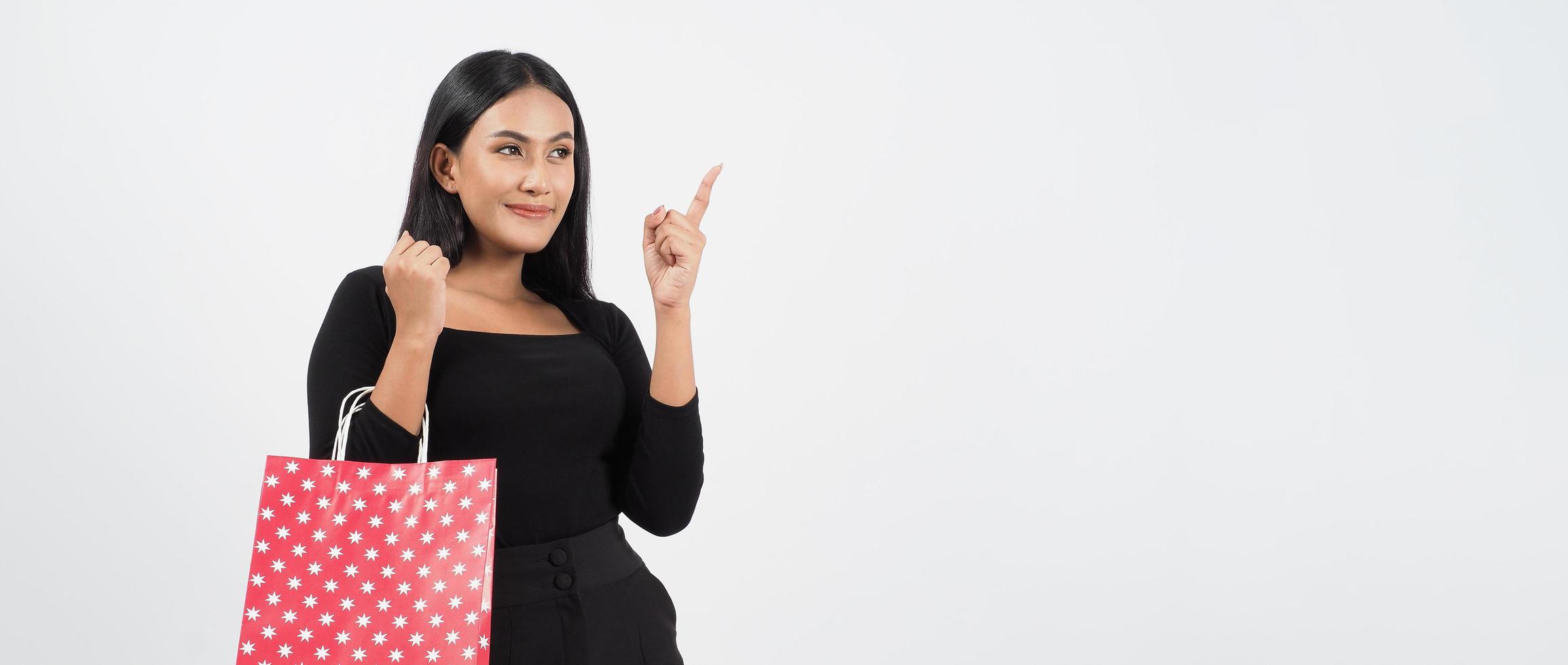 concepto de compras de mujer. felizmente niña y bolsas de compras foto