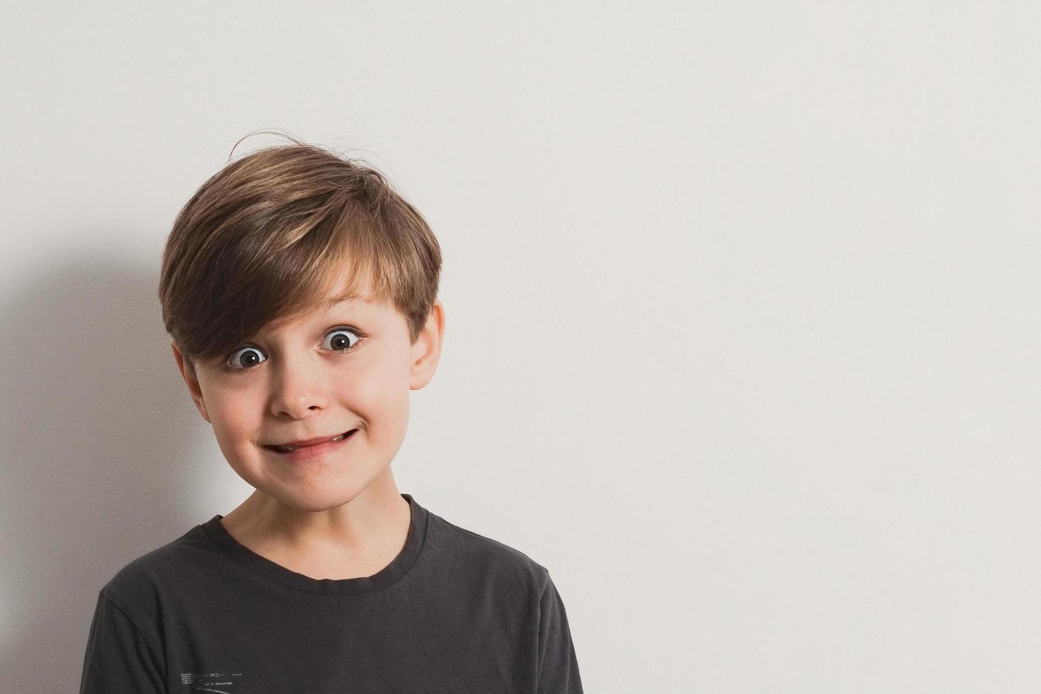 retrato, de, lindo, niño, tirando caras foto