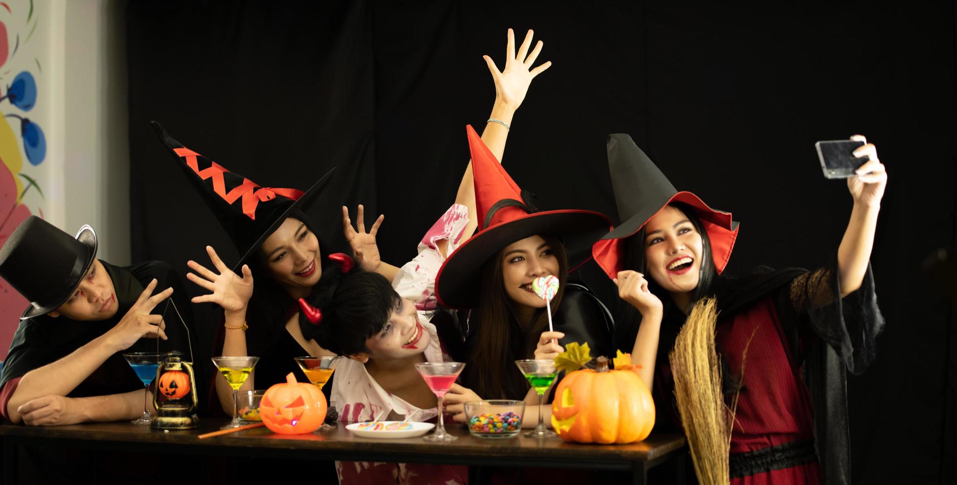 jóvenes asiáticos asisten a una fiesta de halloween foto