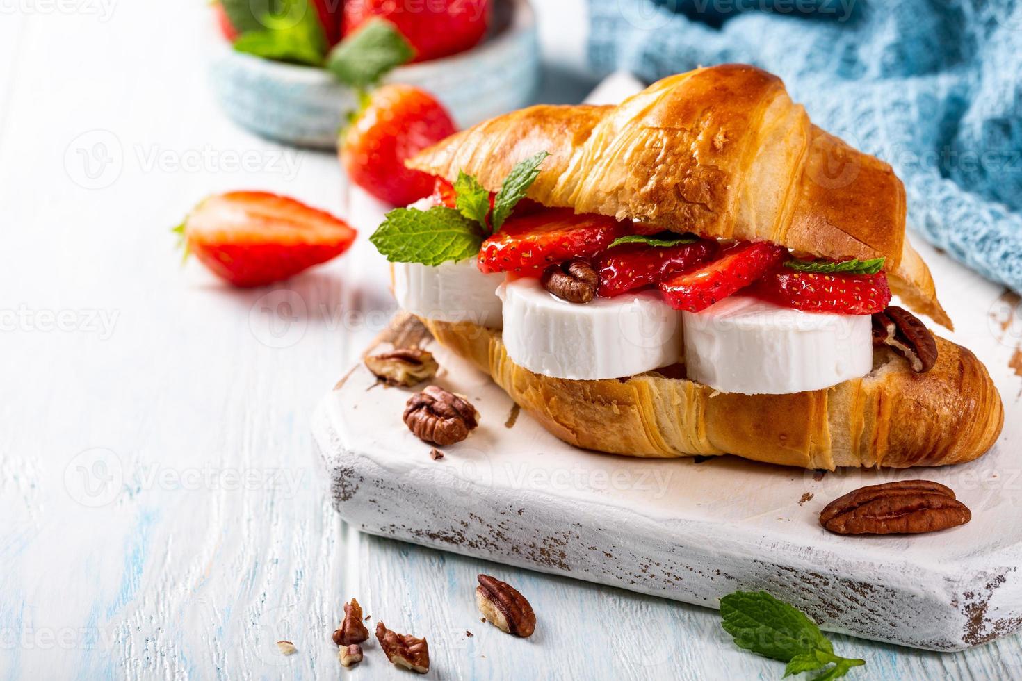 croissant sandwich con queso de cabra foto