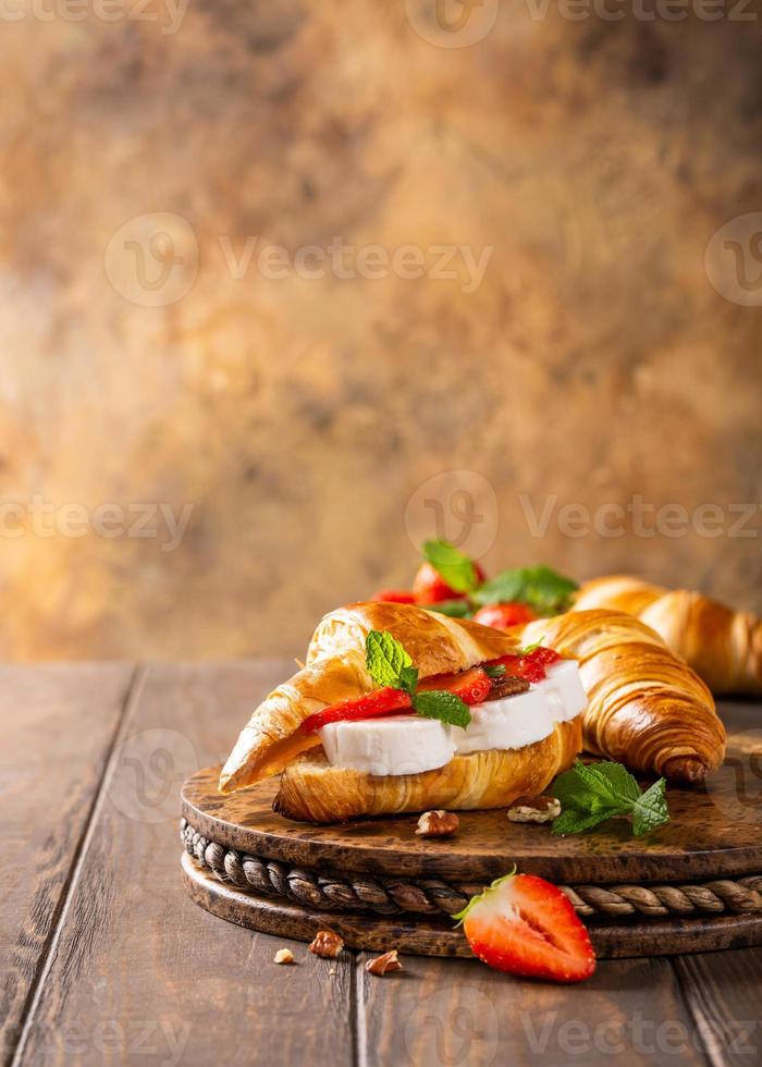 croissant sandwich con queso de cabra foto