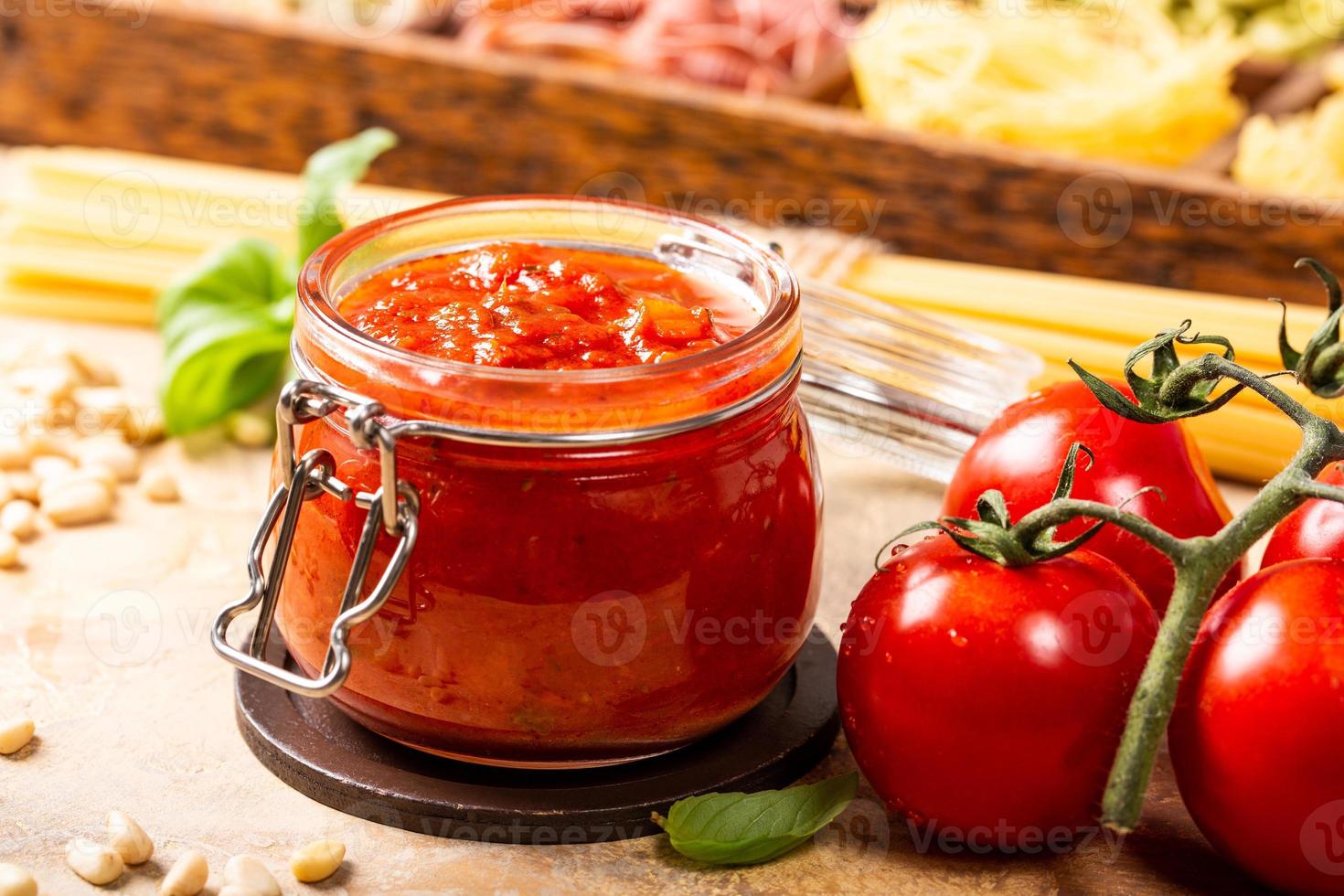 frasco de vidrio con pasta de tomate picante clásica casera o salsa de pizza. foto