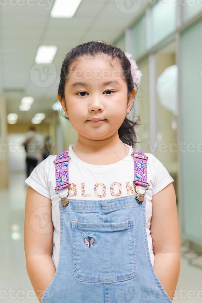 Retrato de una linda niña asiática foto