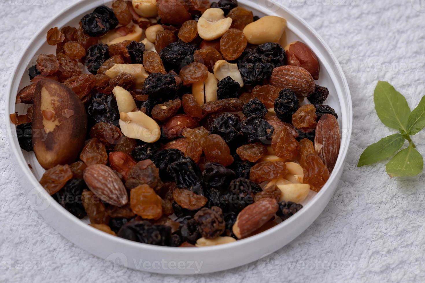 mezcla de nueces con frutos secos foto