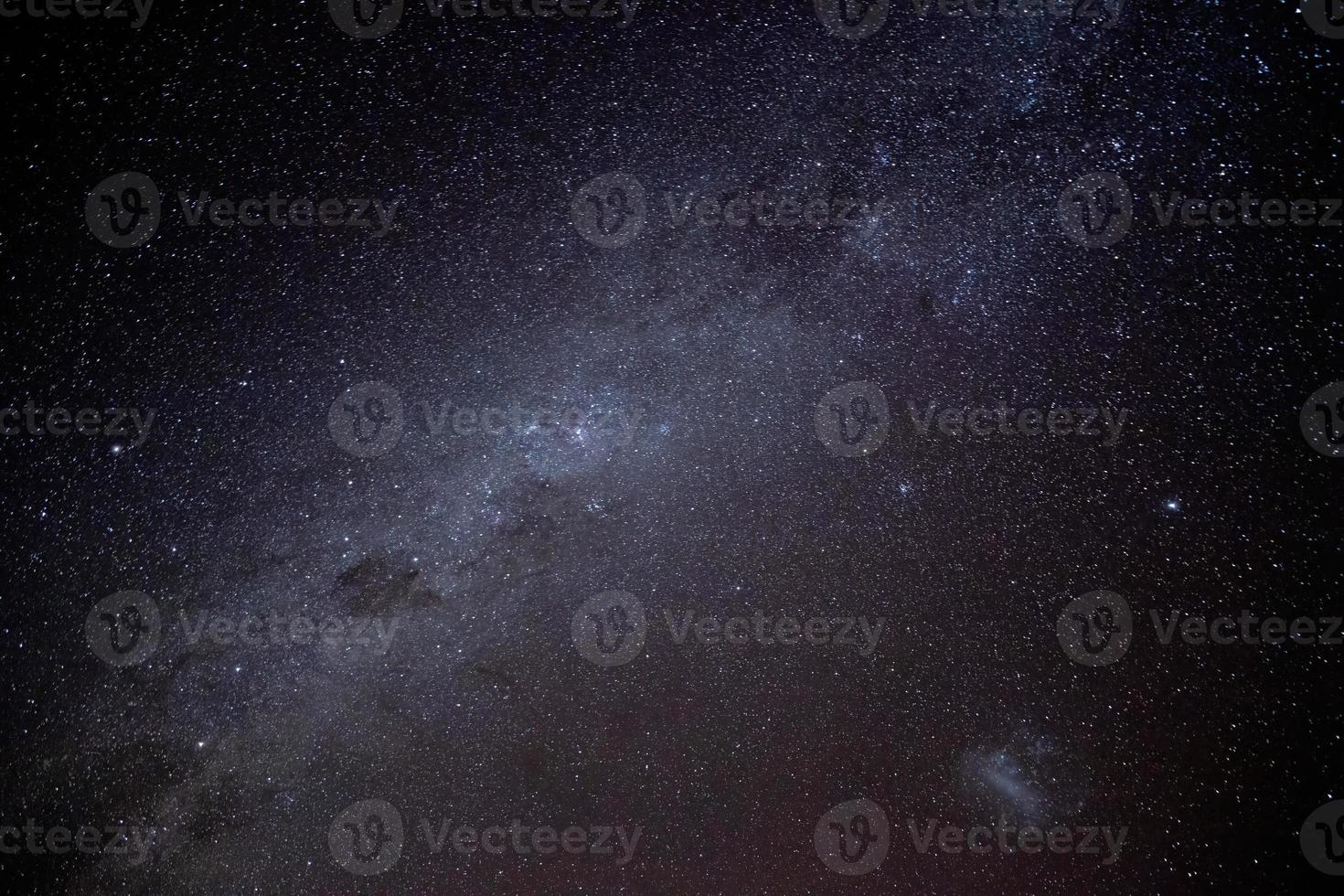 panorama del cielo nocturno despejado con estrellas foto