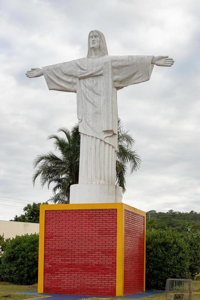 cassilandia, mato grosso do sul, brasil, 2021-estatua de cristo del cementerio de la ciudad foto