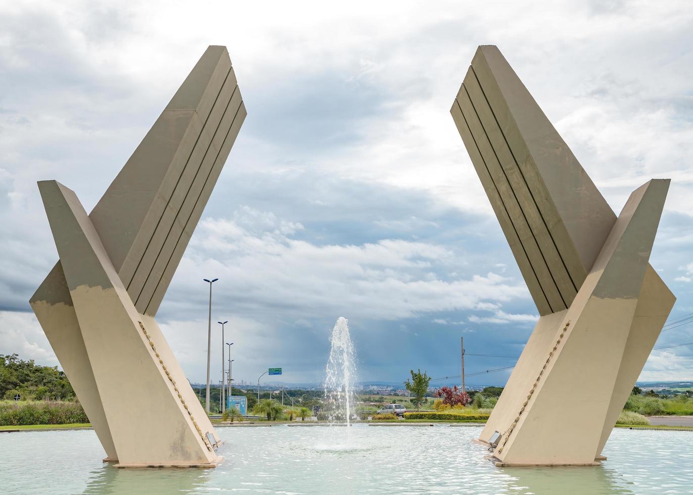 goiania, goias, brasil, 2019 - monumento de bendiciones foto