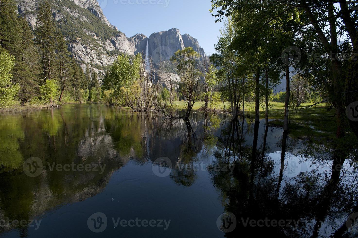 Cataratas de Yosemite y río merced inundado foto