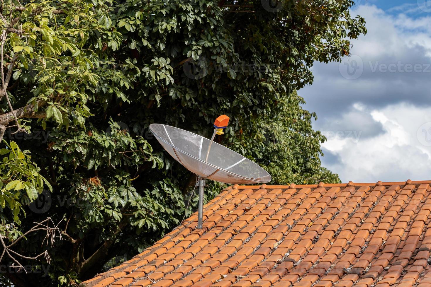 antena parabólica en el techo foto