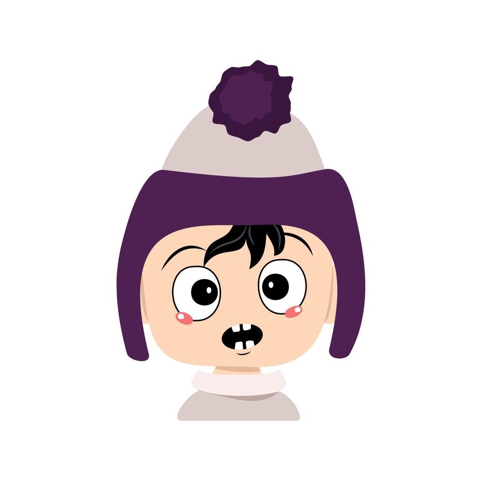 bebé con pánico de emociones, cara de sorpresa, ojos de sorpresa en sombrero morado con pompón. Niño con expresión asustada en tocado otoñal o de invierno vector