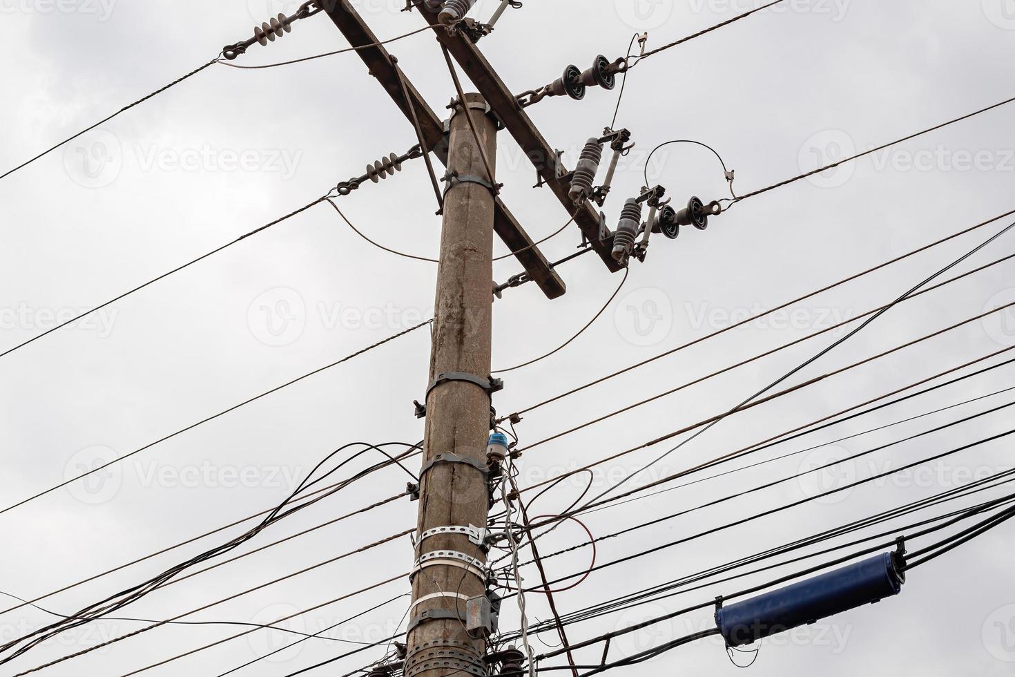 poste de hormigón con cable de alta tensión foto