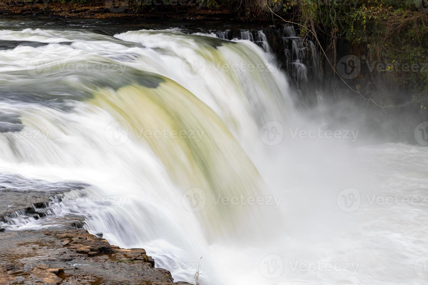 salto de la cascada del río apore foto