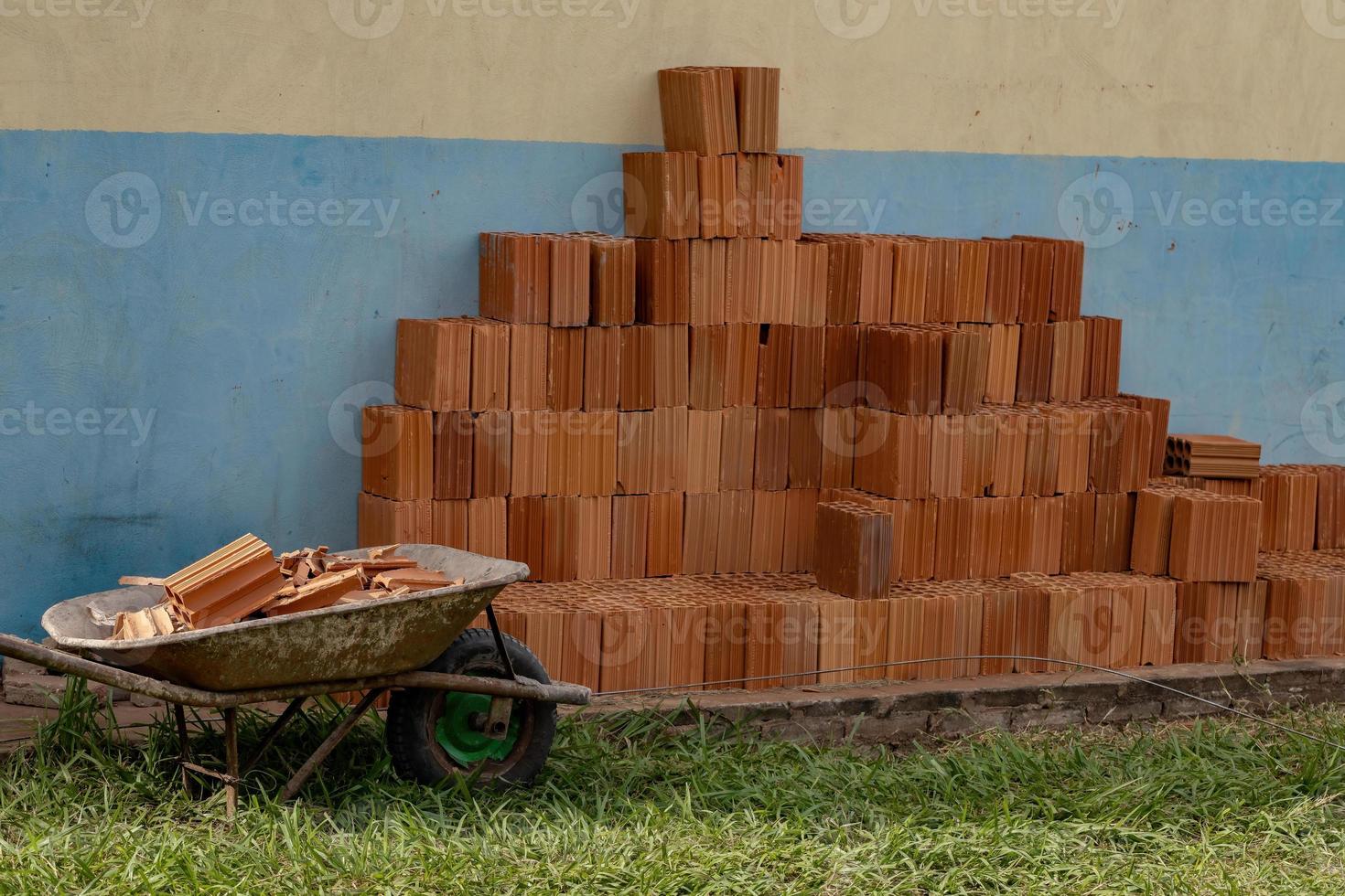 carretilla para transportar ladrillos cerámicos foto