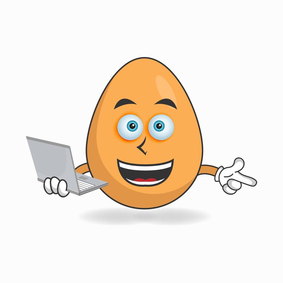 personaje de mascota de huevo con ordenador portátil en la mano derecha. ilustración vectorial vector