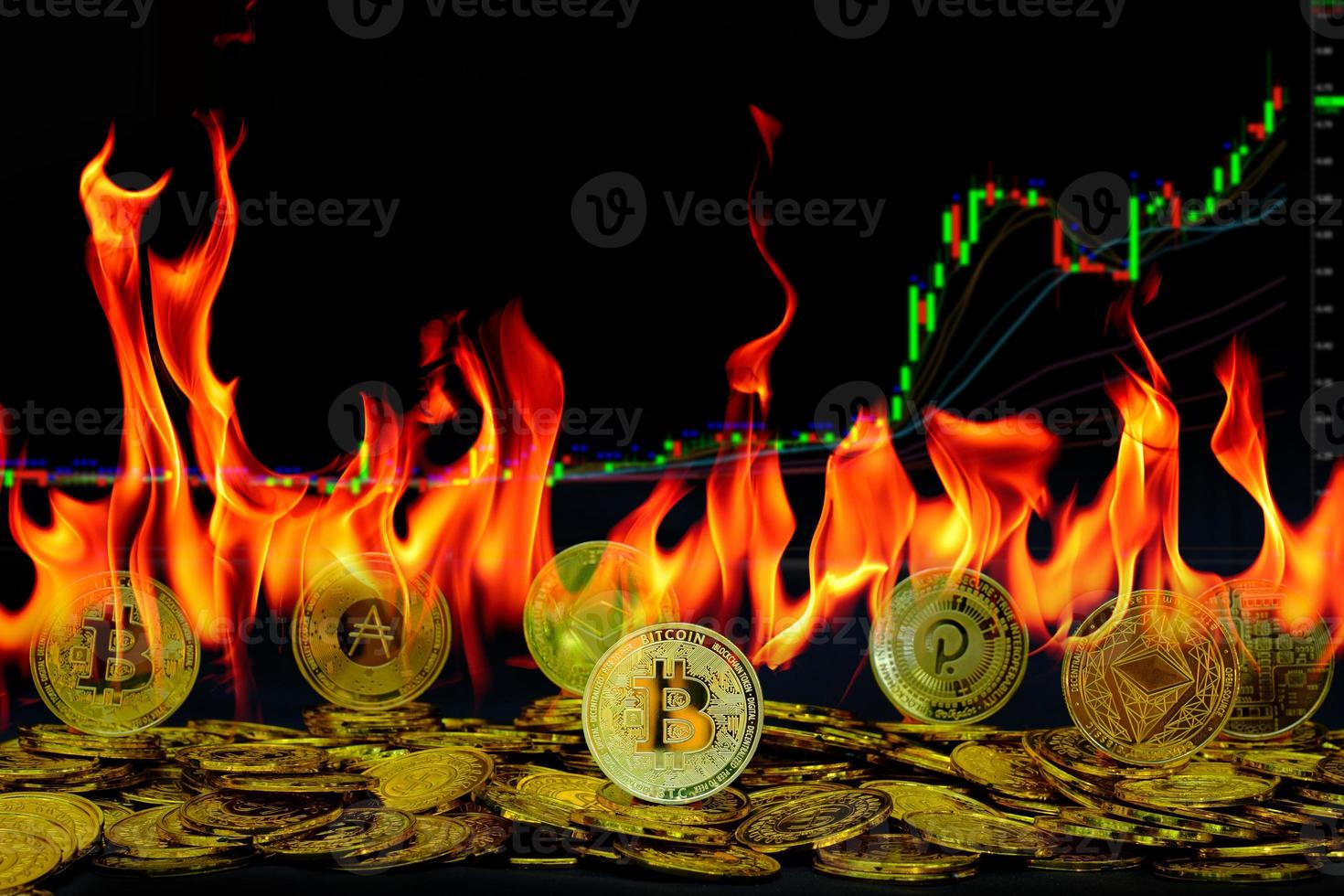 colección de criptomonedas de monedas de oro en llamas de fuego y fondo de gráfico comercial foto