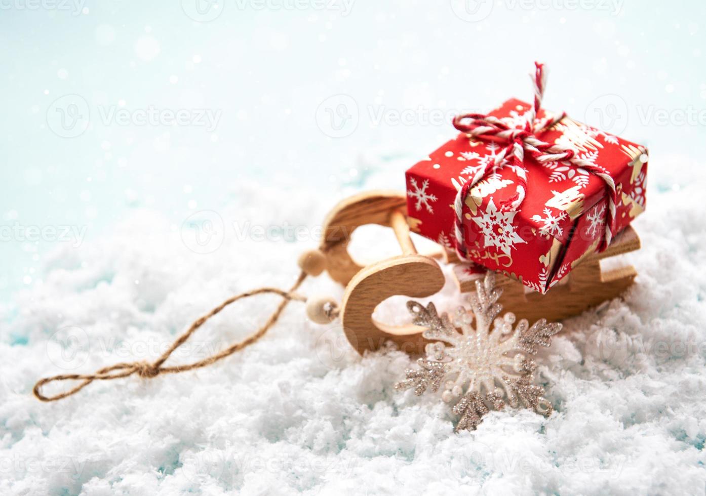 trineo de juguetes de navidad con caja de regalo foto