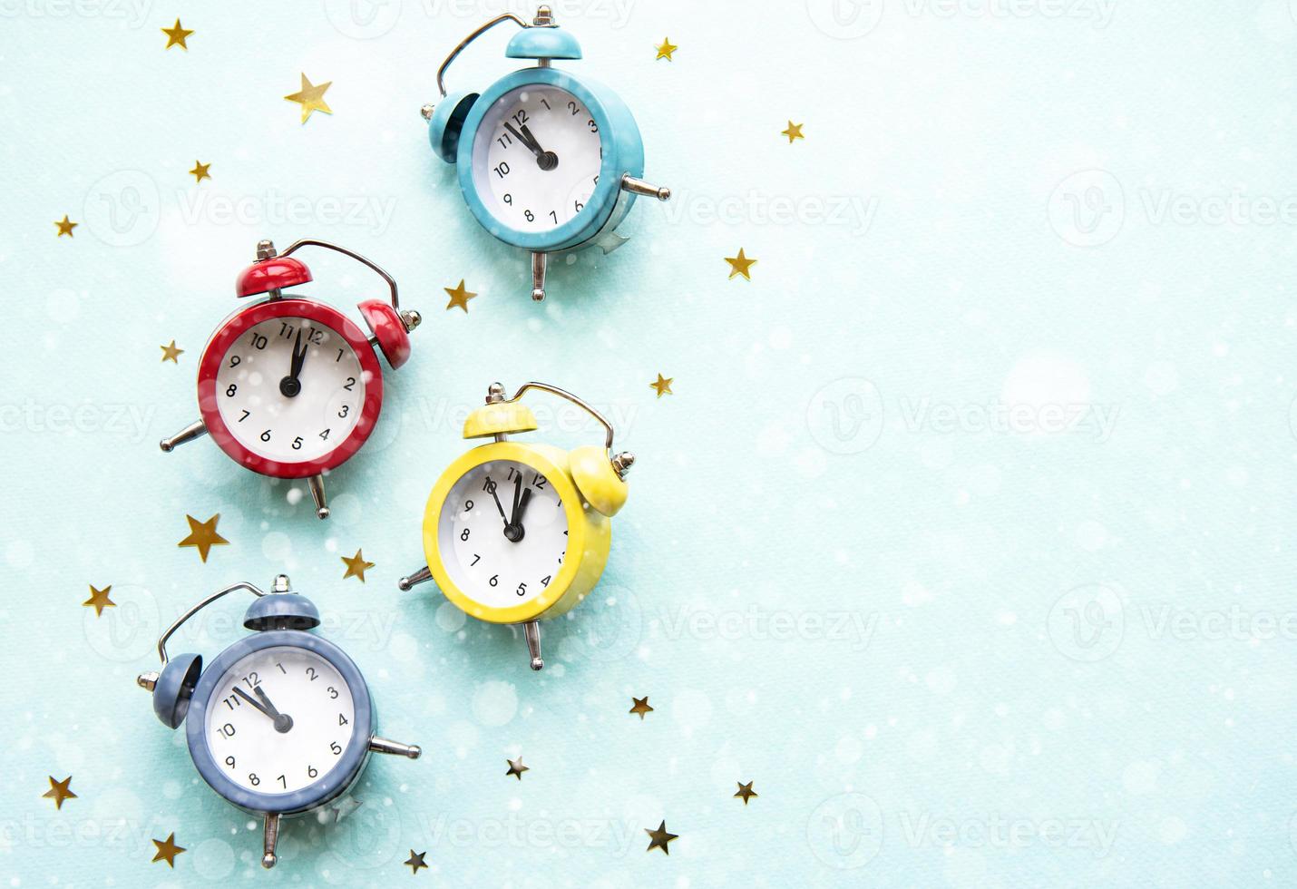 composición de navidad laicos plana con relojes de colores foto