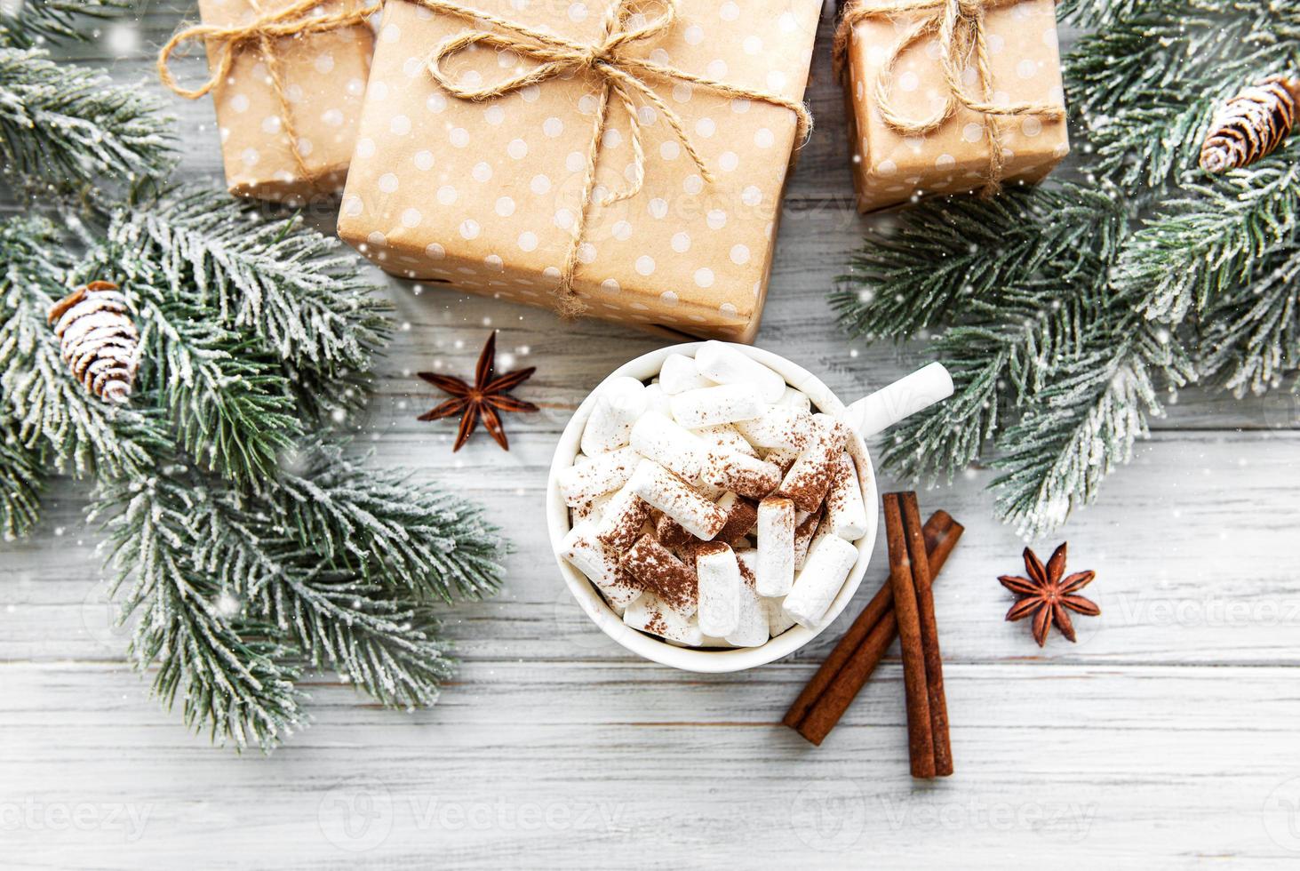 Composición navideña con chocolate caliente y cajas de regalo. foto