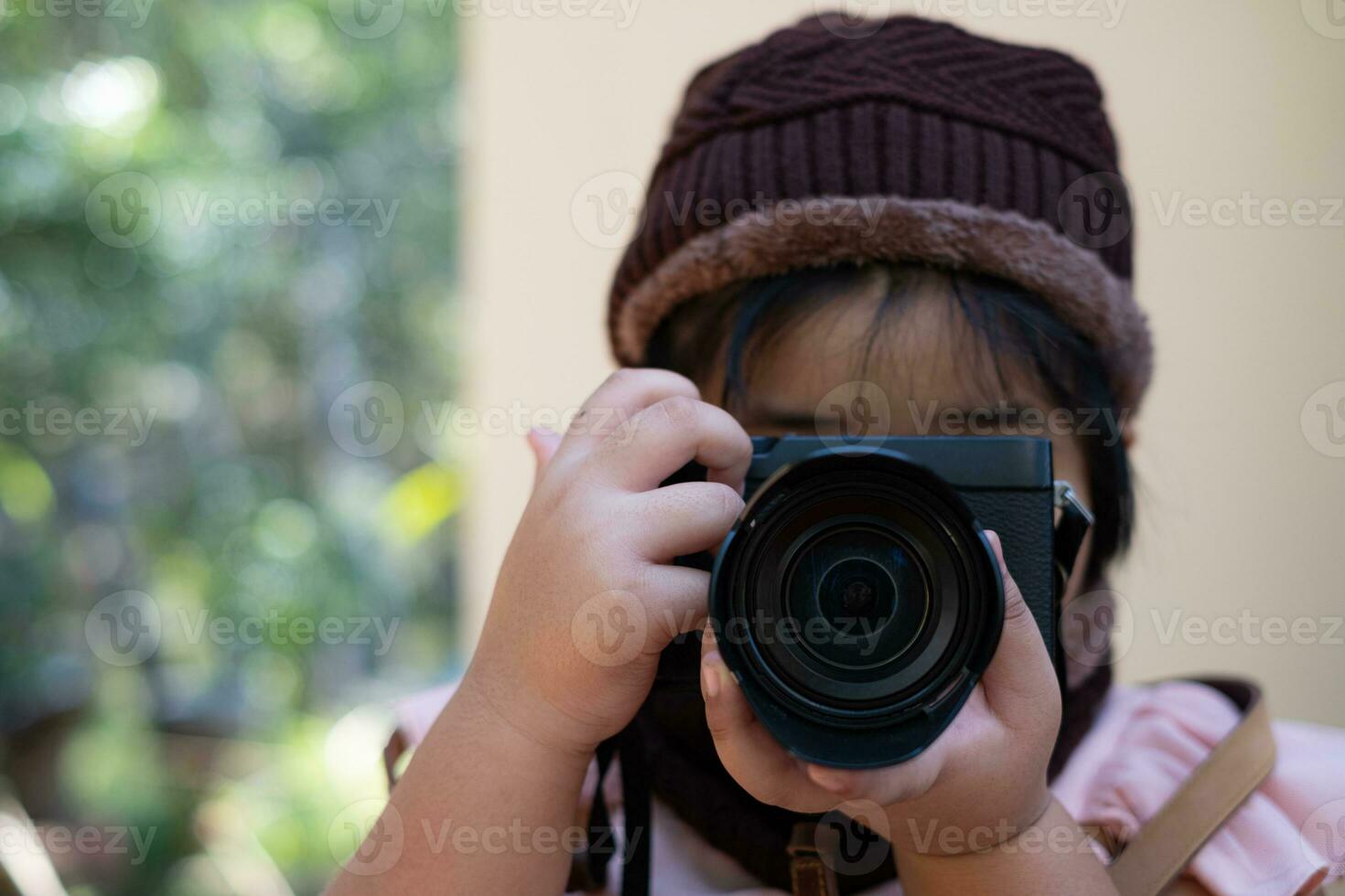 linda chica tomando fotos