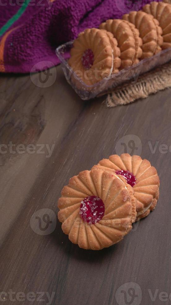 vista superior de galletas dulces de mermelada. galletas de sándwich o galletas de crema aisladas. foto