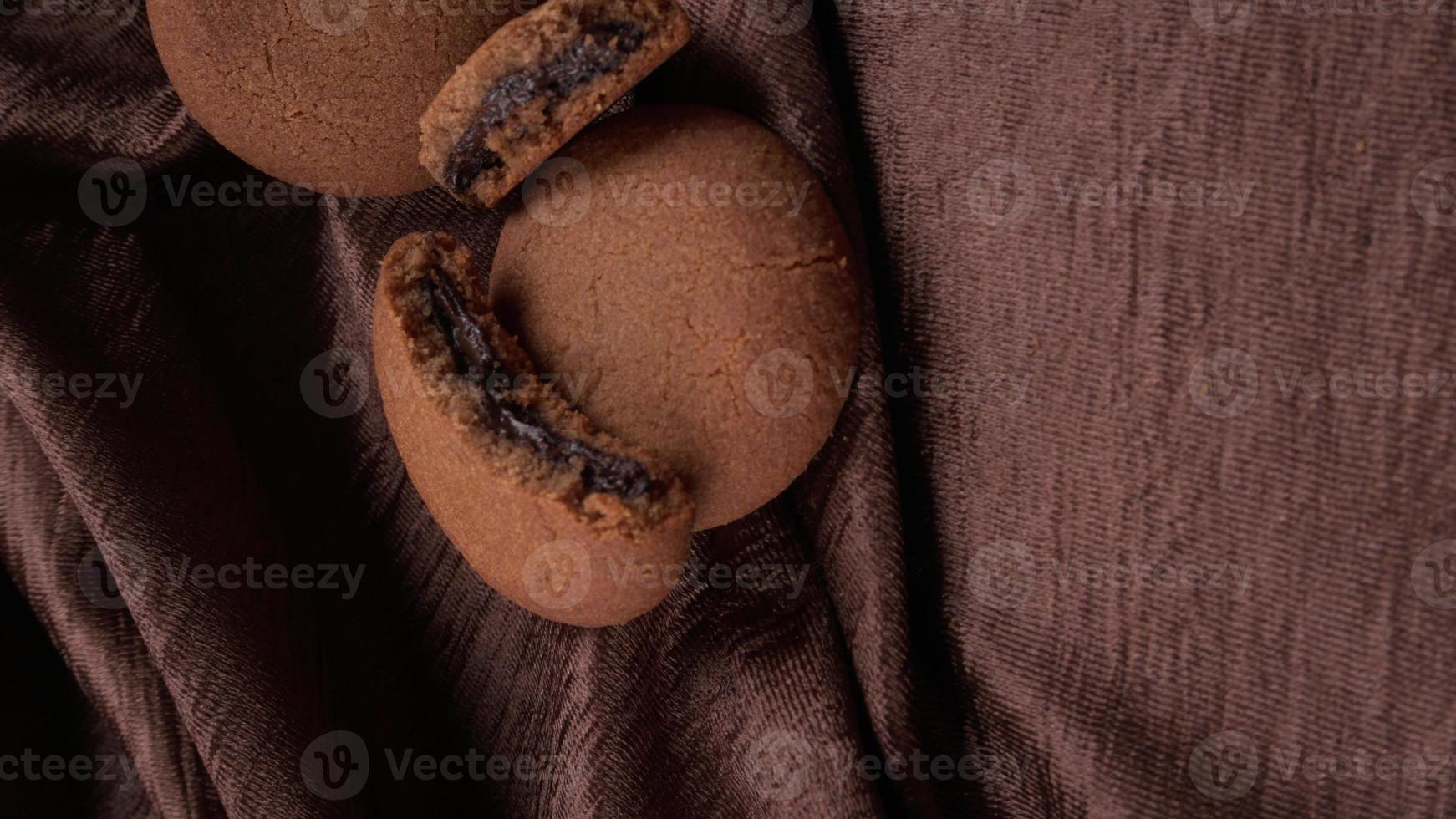 apilar galletas sabrosas y de chocolate sobre un fondo hermoso. foto