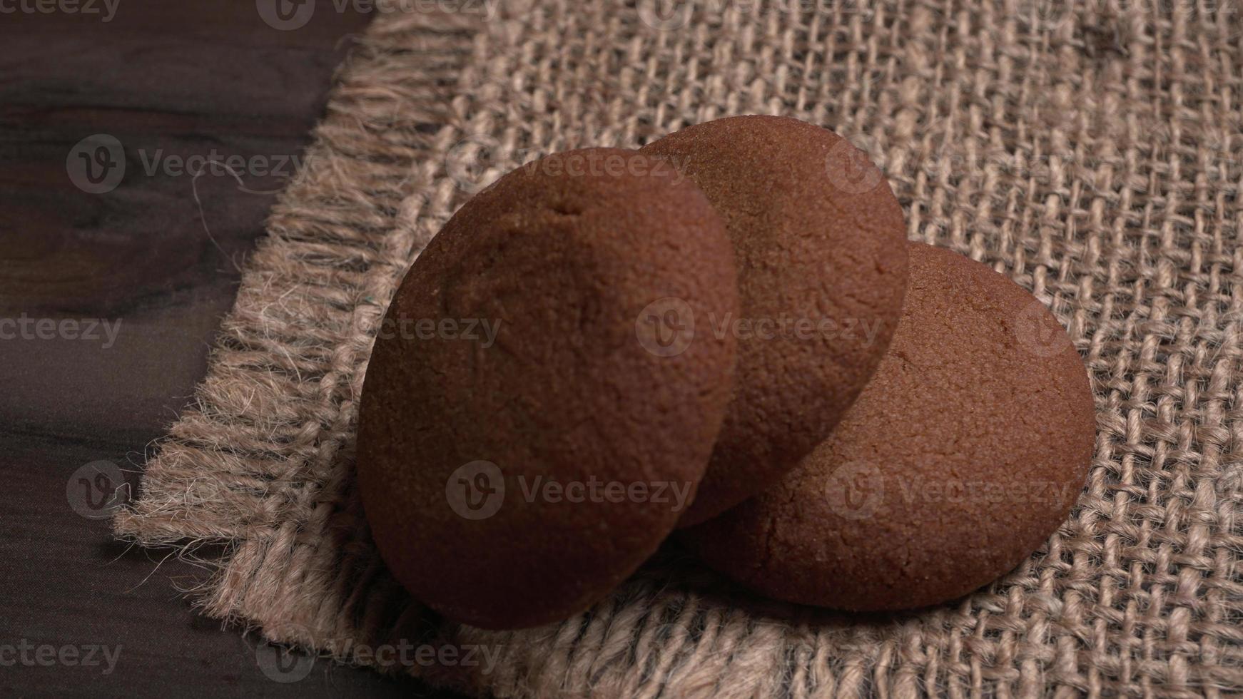 apilar galletas sabrosas y de chocolate sobre un fondo hermoso. foto