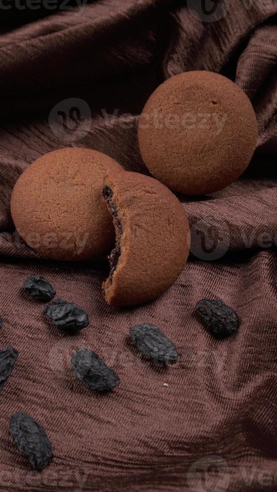 apilar galletas sabrosas y de chocolate sobre un fondo hermoso. foto