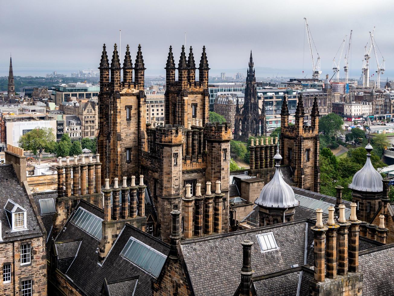 horizonte de castillo marrón en edimburgo foto