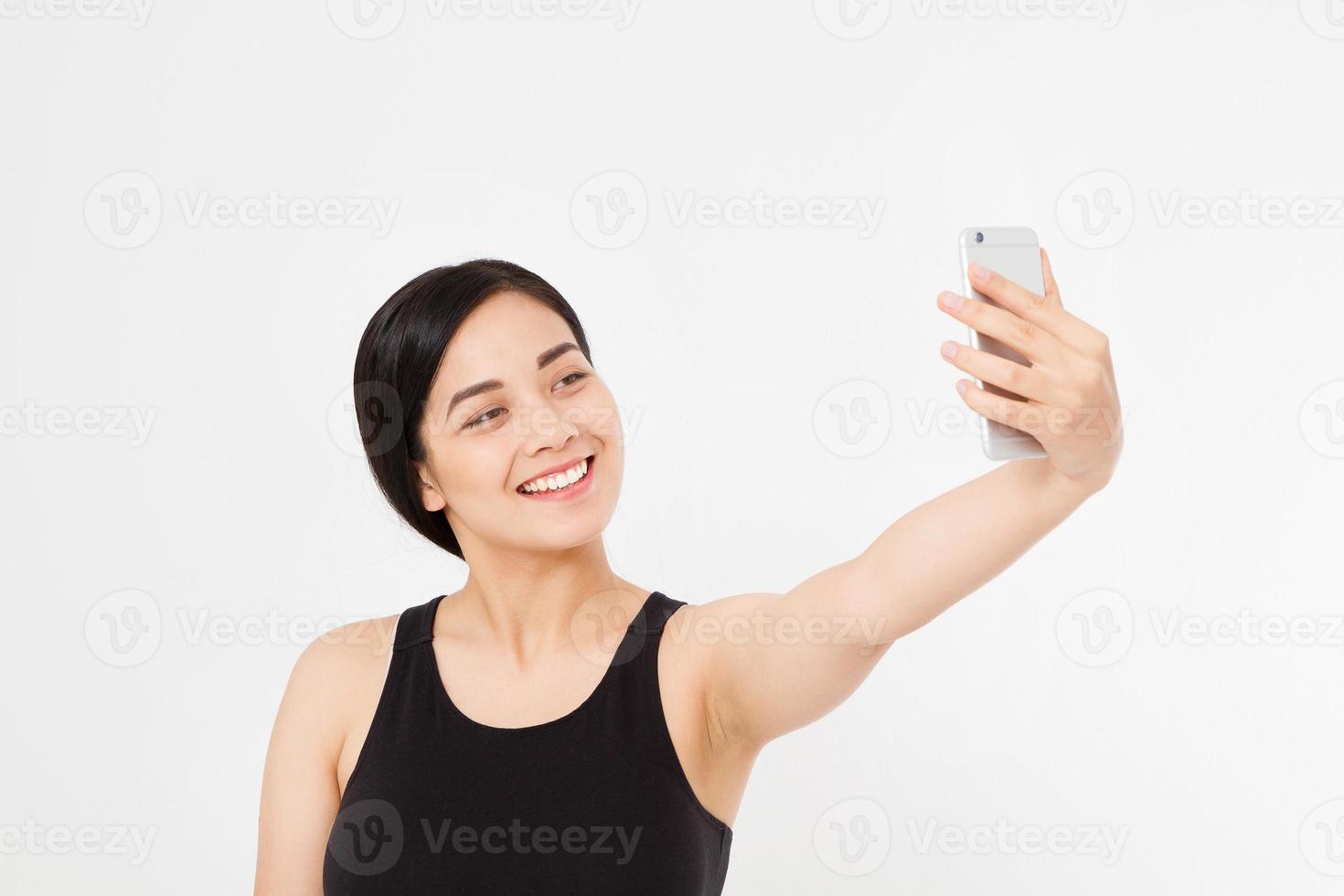 joven estudiante asiática chica japonesa hace selfie en su teléfono móvil aislado sobre fondo blanco. estudiar o foto