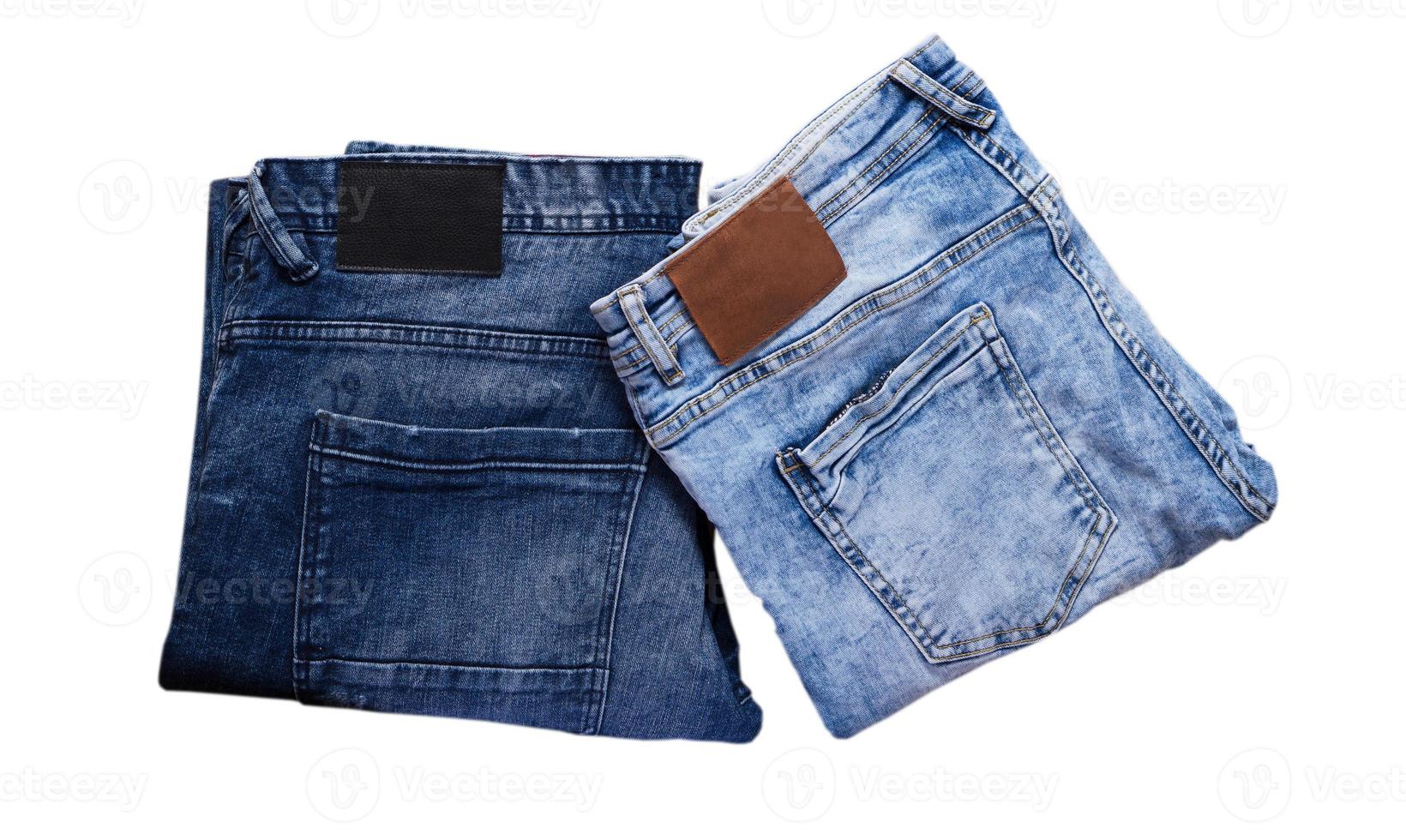 mezclilla doblada, jeans azul y azul oscuro sobre fondo blanco o collage foto