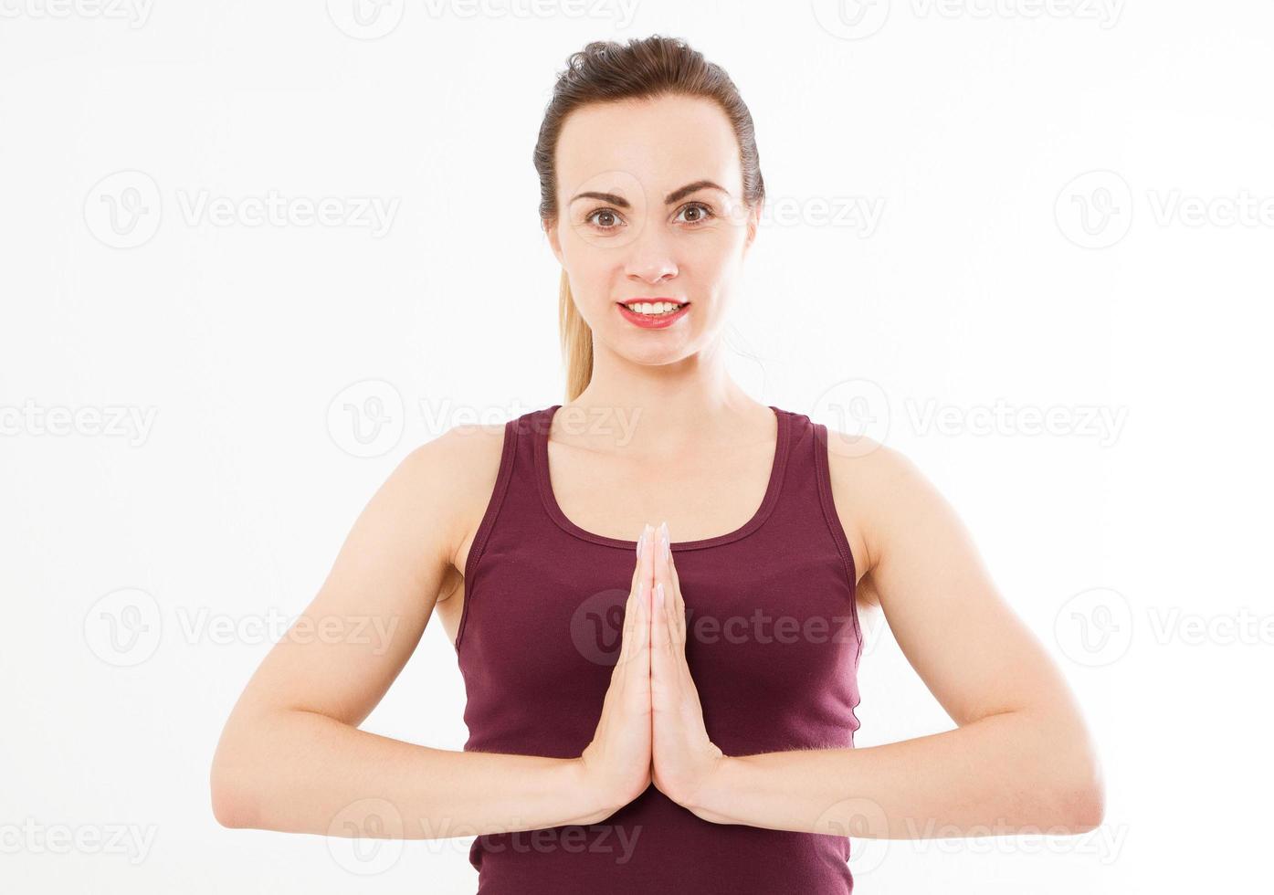 primer plano de las manos de la mujer sexy sonrisa en camiseta, meditando en el interior, se centran en los brazos en gesto de namaste. medicina asiática, concepto de yoga. Bosquejo. copie el espacio. plantilla. blanco. foto