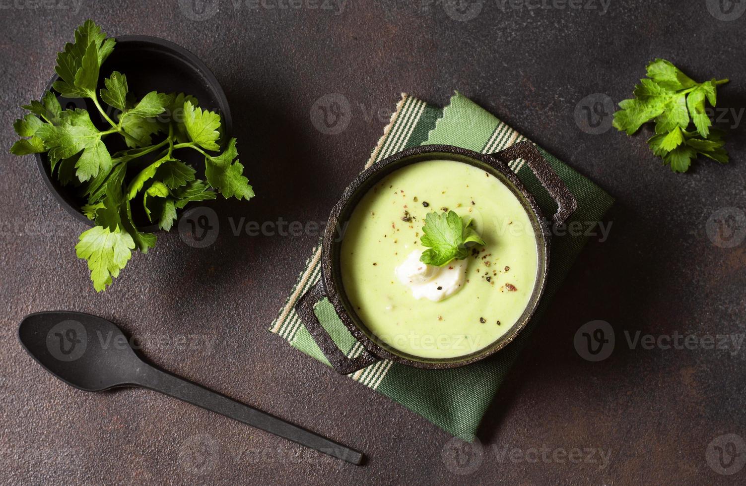 sopa de crema de brócoli comida de invierno con perejil foto