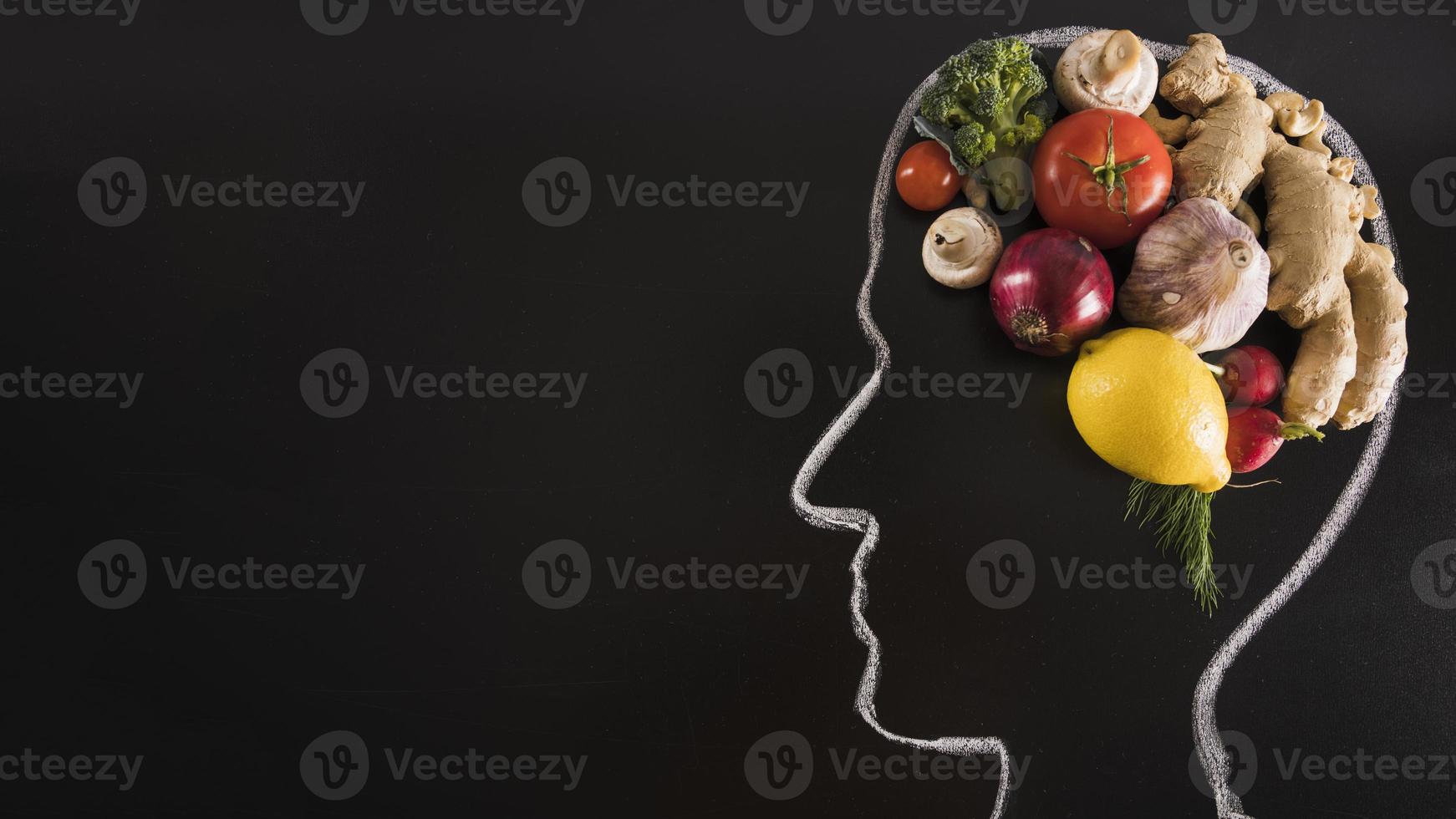 tiza dibujada cabeza humana con pizarra de cerebro de alimentos saludables foto