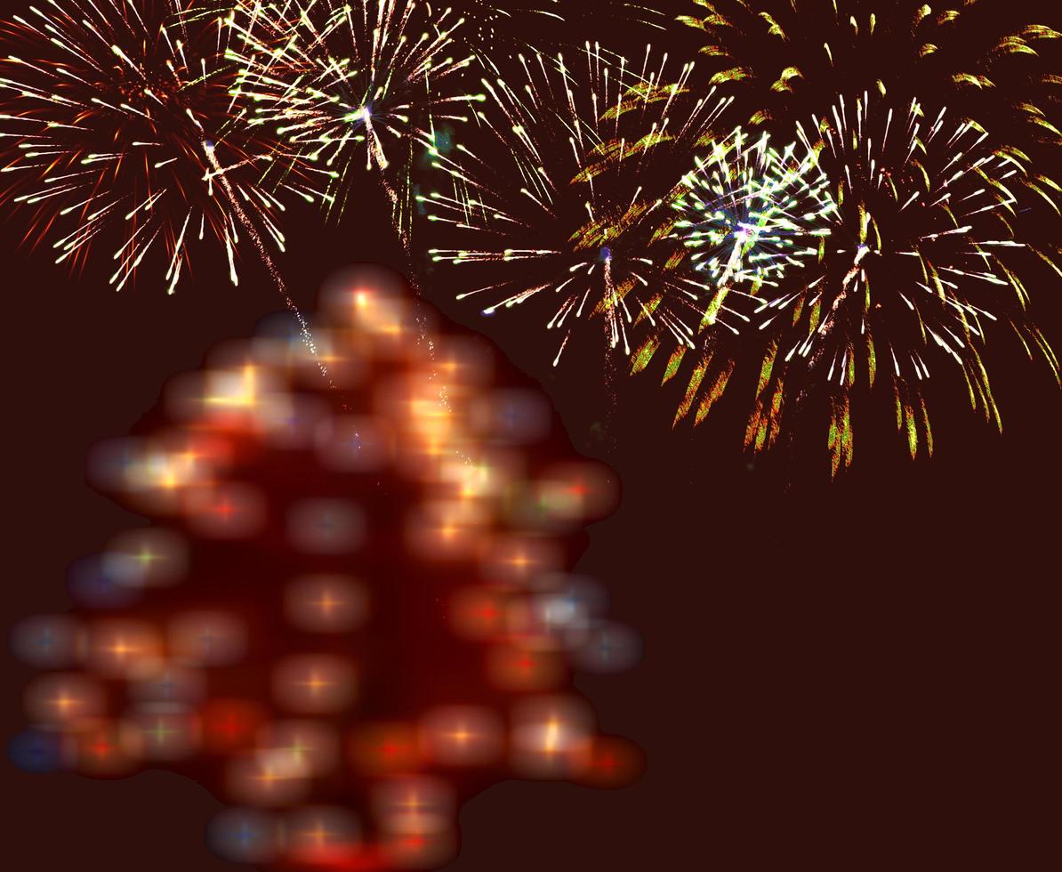 árbol de navidad en un fondo de fuegos artificiales foto