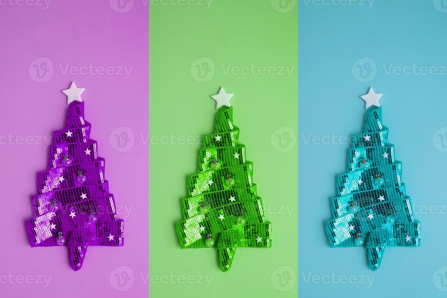 Árboles de Navidad abstractos de diferentes colores. mínima creatividad para las vacaciones de año nuevo. foto