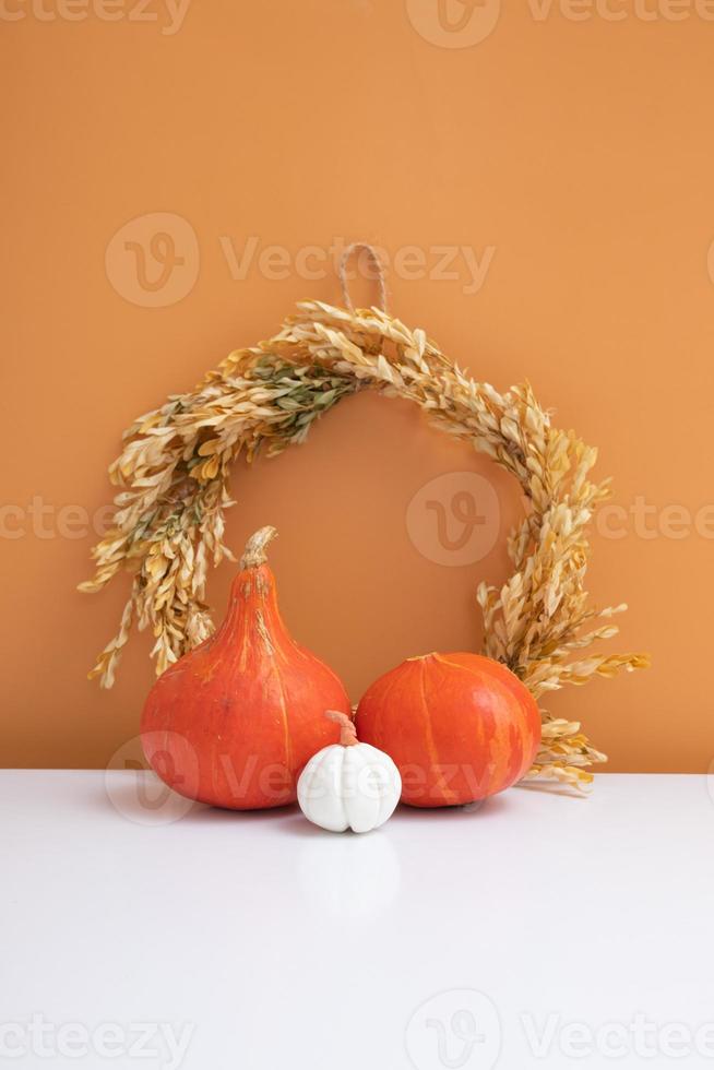 Bodegón de otoño de calabazas, flores secas con una vela. foto