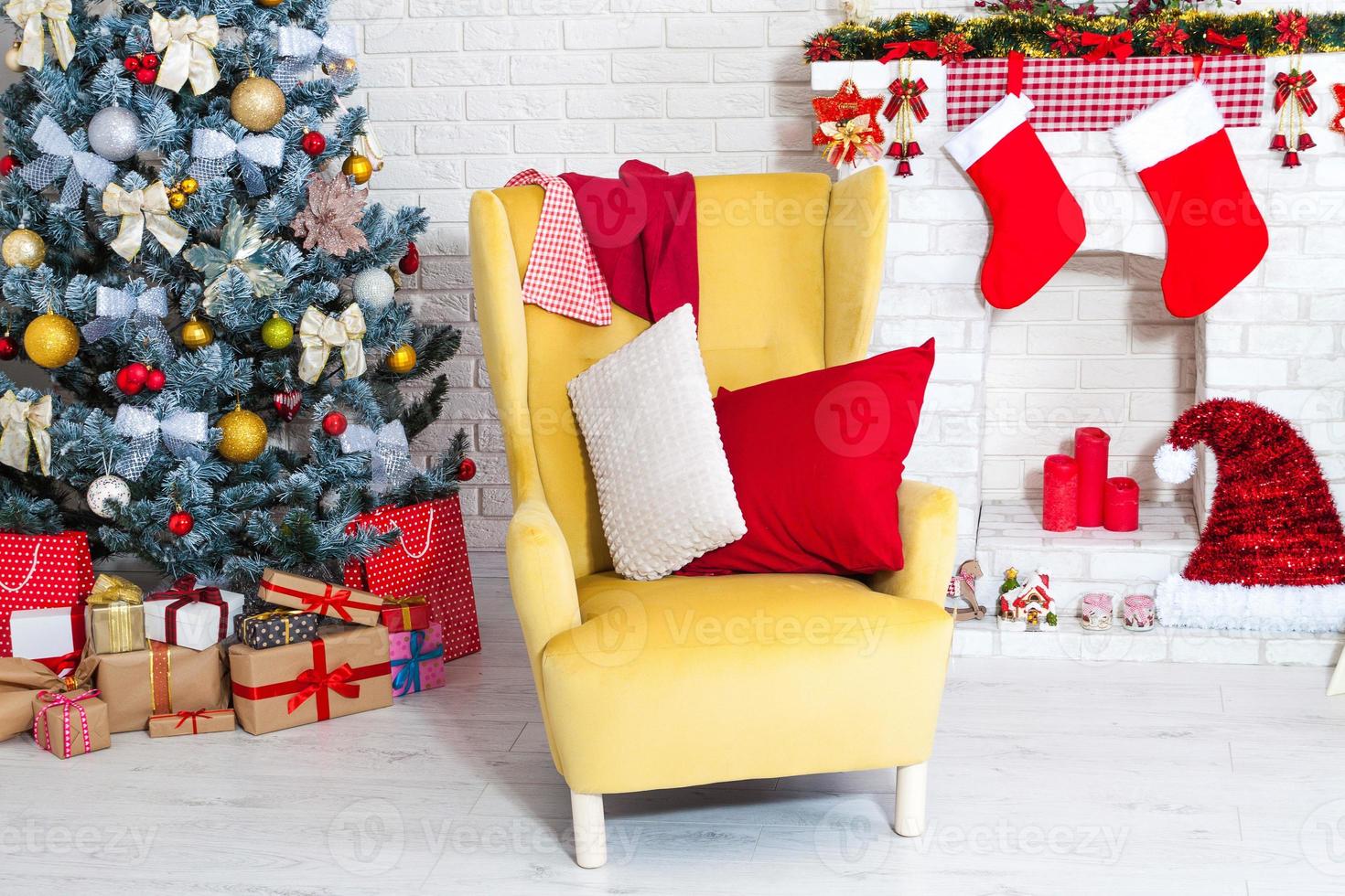Sillón amarillo navideño en un interior navideño - Cerrar foto