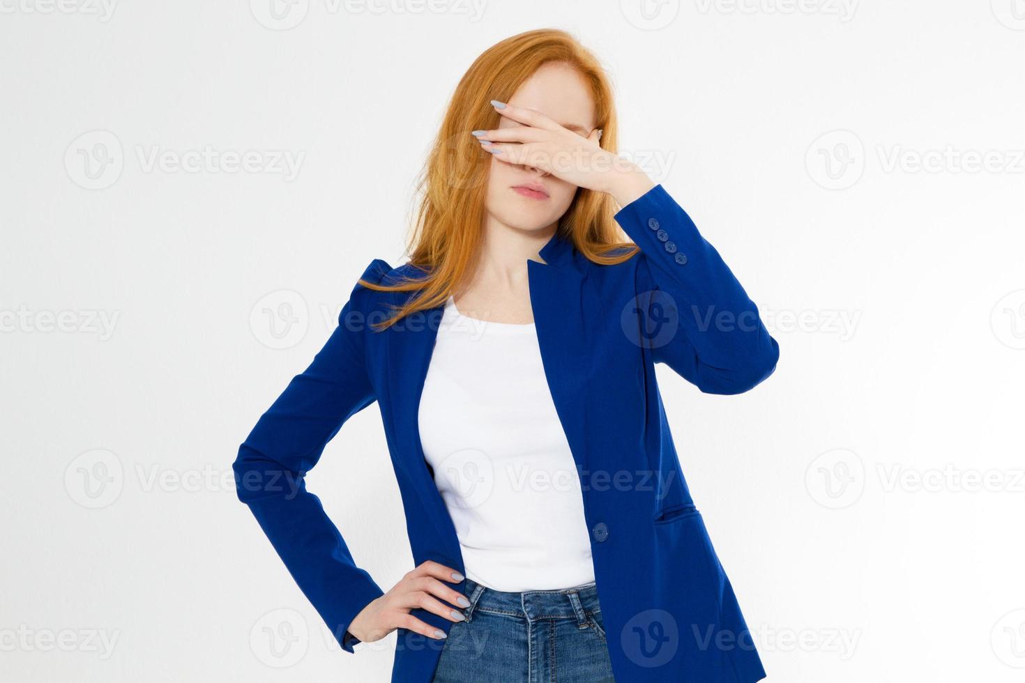 linda, joven y bella mujer de cabello rojo hacer facepalm. El dolor de cabeza de la chica pelirroja no logró alterar la palma de la cara de negocios. retrato de mujer haciendo facepalm posando sobre fondo de estudio. foto