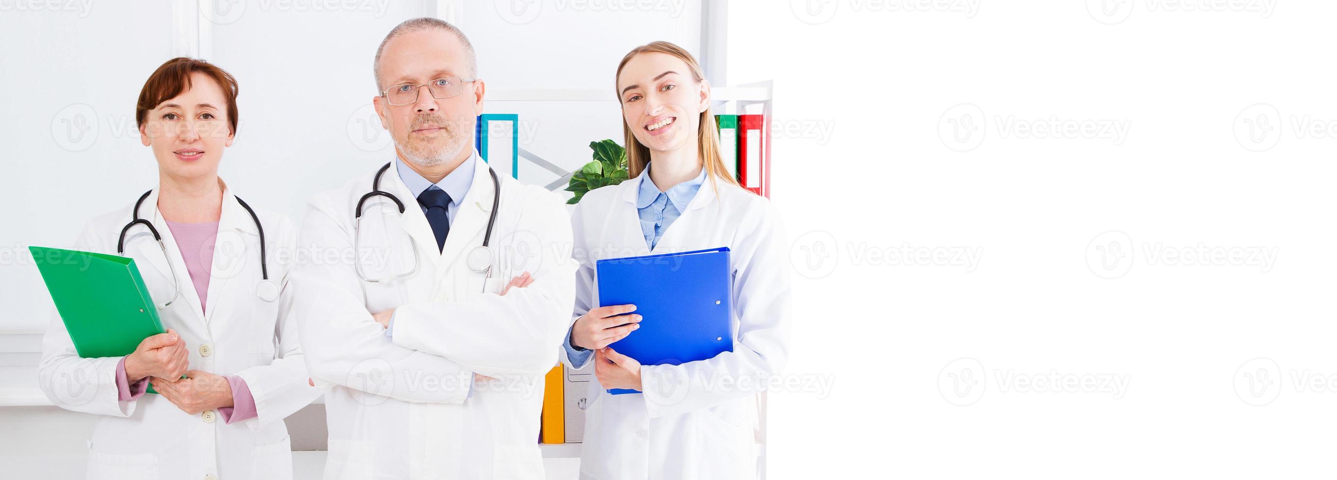 doctor posando con personal médico, enfermera en la oficina y copie el espacio, banner de cartelera foto