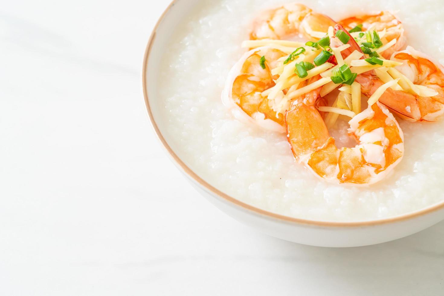 congee con camarones y jengibre fresco foto