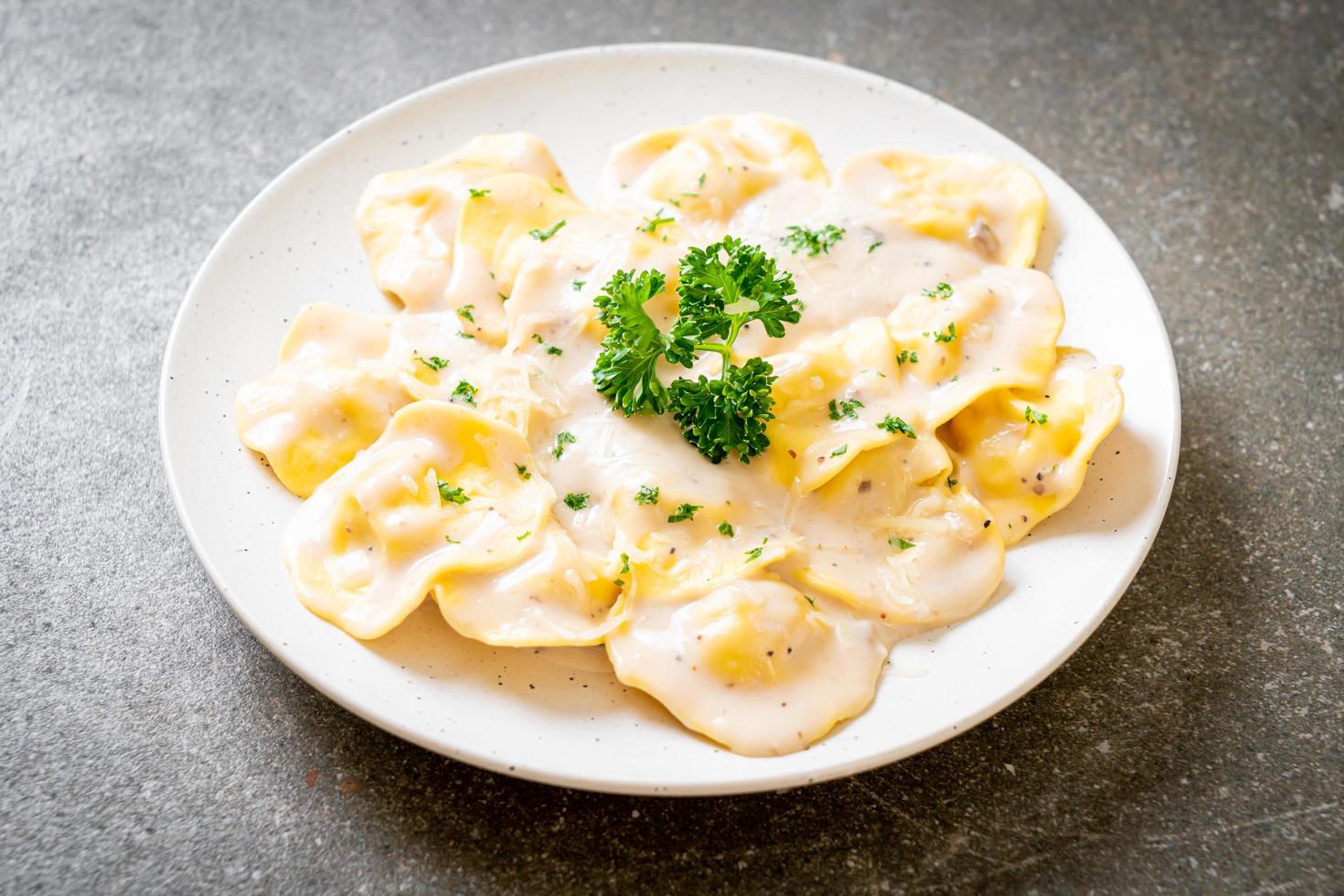 pasta de ravioles con salsa de crema de champiñones y queso foto