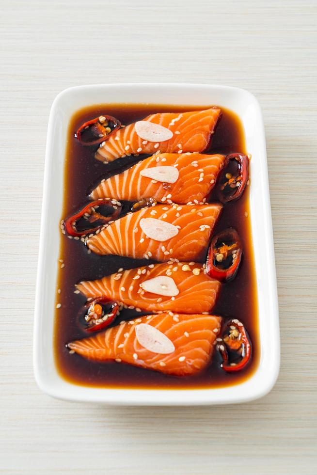 shoyu marinado con salmón o salsa de soja en escabeche con salmón foto