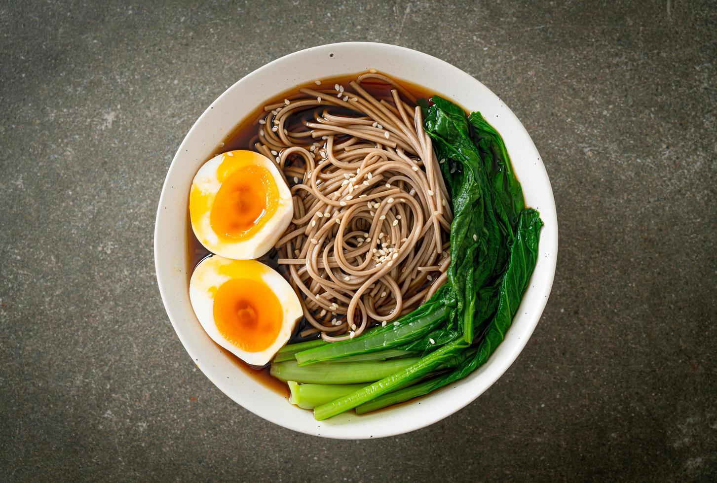 fideos ramen con huevo - estilo de comida vegana o vegetariana foto