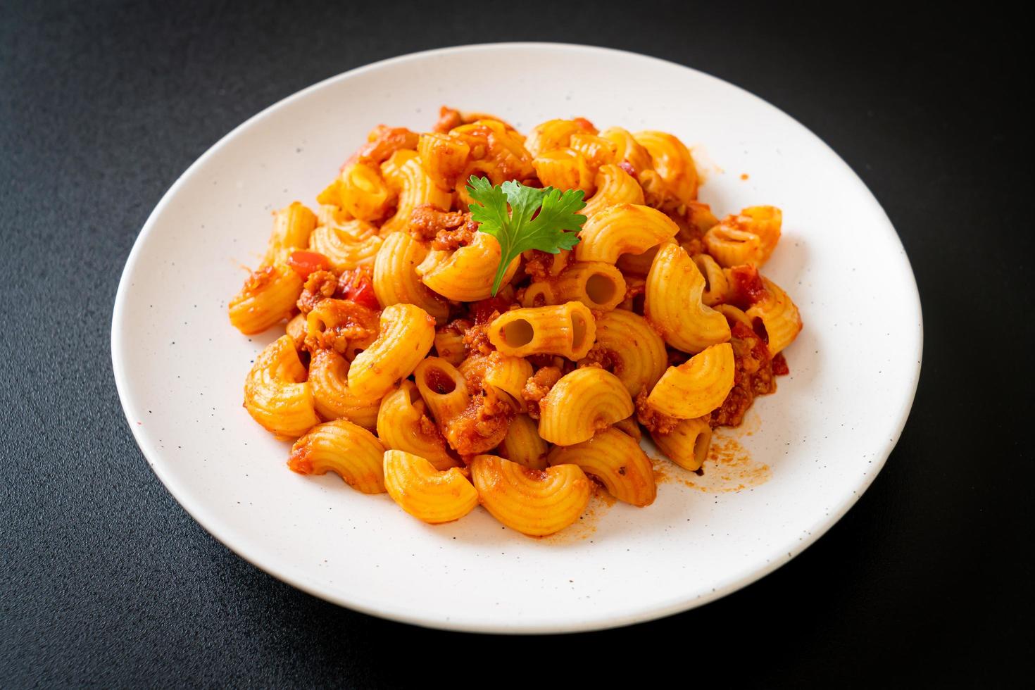 macarrones con salsa de tomate y carne de cerdo picada foto