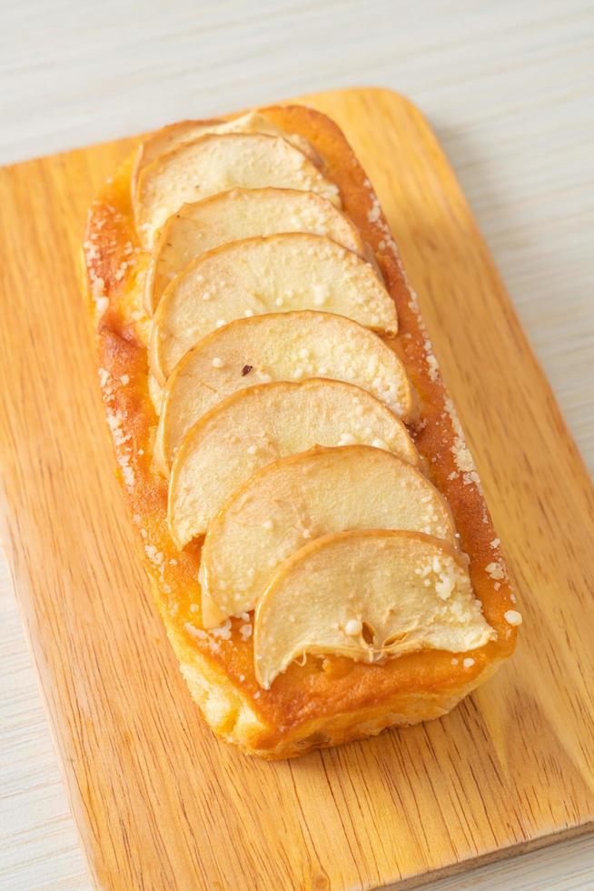 Pan de manzana desmenuzado sobre tablero de madera foto