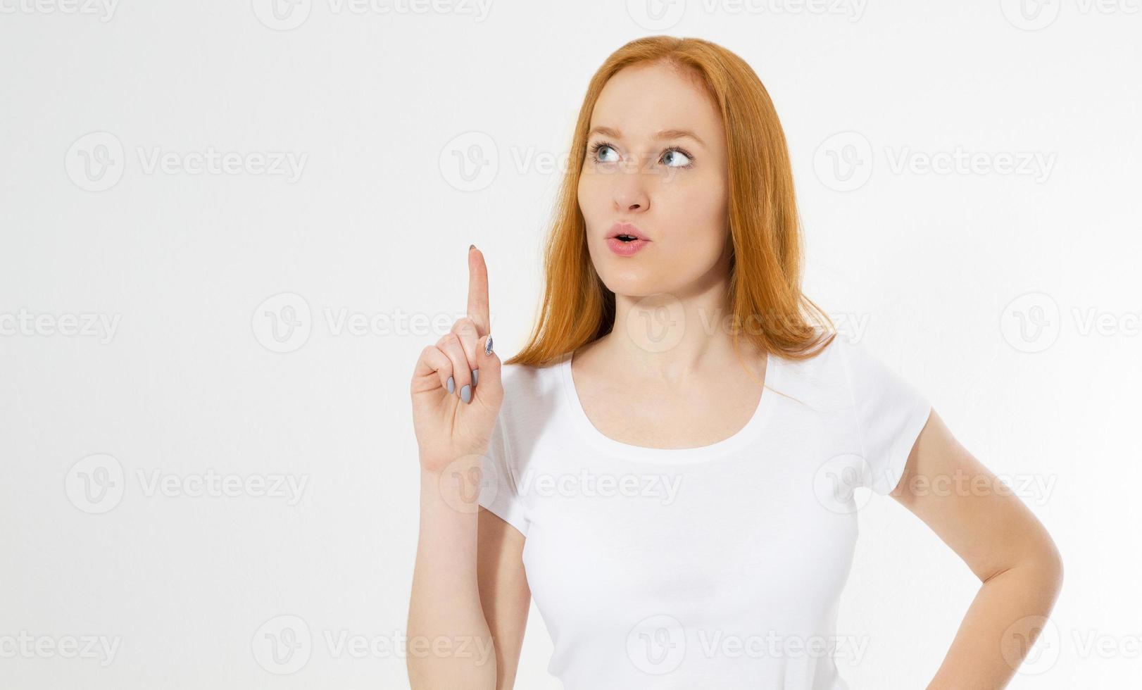 Photo wow red hair lady isolated on white background pointing her finger in eureka sign, having great innovative idea, understanding or solution she has just got. Copy space.